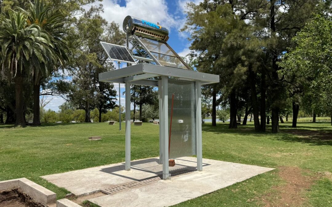 SE MONTÓ LA ESTRUCTURA Y AVANZA EL PROYECTO DE LA ESTACIÓN SOLAR EN EL PARQUE MUNICIPAL, GANADOR DEL PRESUPUESTO PARTICIPATIVO JOVEN