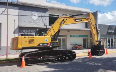 EL MUNICIPIO ADQUIRIÓ UNA EXCAVADORA 0KM CON DESTINO A 30 DE AGOSTO PARA EL MANTENIMIENTO DE CANALES Y CAMINOS RURALES