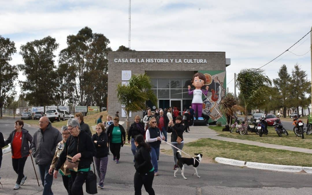 MÁS DE 200 ADULTOS MAYORES FESTEJARON EL DÍA DEL JUBILADO CON CAMINATA, CONFERENCIA, ALMUERZO Y MÚSICA
