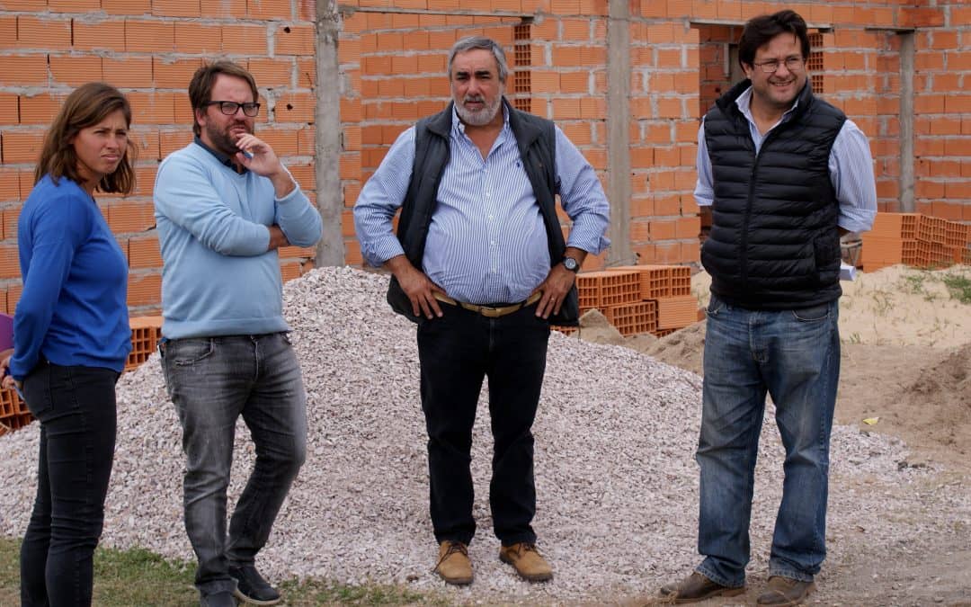 FERNÁNDEZ RECORRIÓ OBRAS EN 30 DE AGOSTO: CASAS, DESAGUES PLUVIALES, ESCUELA Nº7 Y HOSPITAL, ENTRE OTRAS