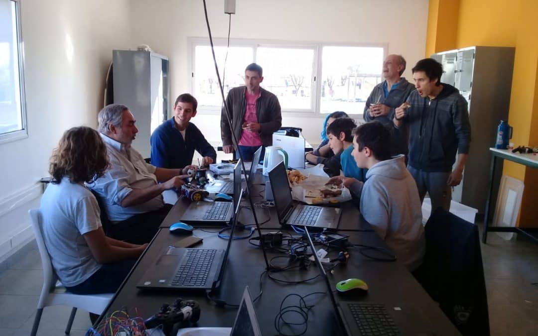 COMO UN ALUMNO MÁS DEL TALLER DE ROBÓTICA, EL INTENDENTE COMPARTIÓ LA TARDE EN EL POLO CIENTÍFICO TECNOLÓGICO