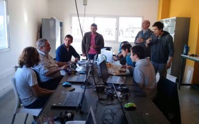 COMO UN ALUMNO MÁS DEL TALLER DE ROBÓTICA, EL INTENDENTE COMPARTIÓ LA TARDE EN EL POLO CIENTÍFICO TECNOLÓGICO