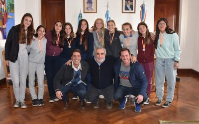 EL INTENDENTE FERNÁNDEZ RECONOCIÓ A LAS JUGADORAS DEL EQUIPO DE HOCKEY CATEGORÍA SUB 14, GANADORAS DEL CAMPEONATO ARGENTINO DE SELECCIONES
