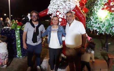 30 DE AGOSTO ENCENDIO SU PINO NAVIDEÑO ELABORADO CON MATERIAL RECICLADO DEL PROLIM Y TAMBIÉN HIZO UN PAPÁ NOEL ENORME