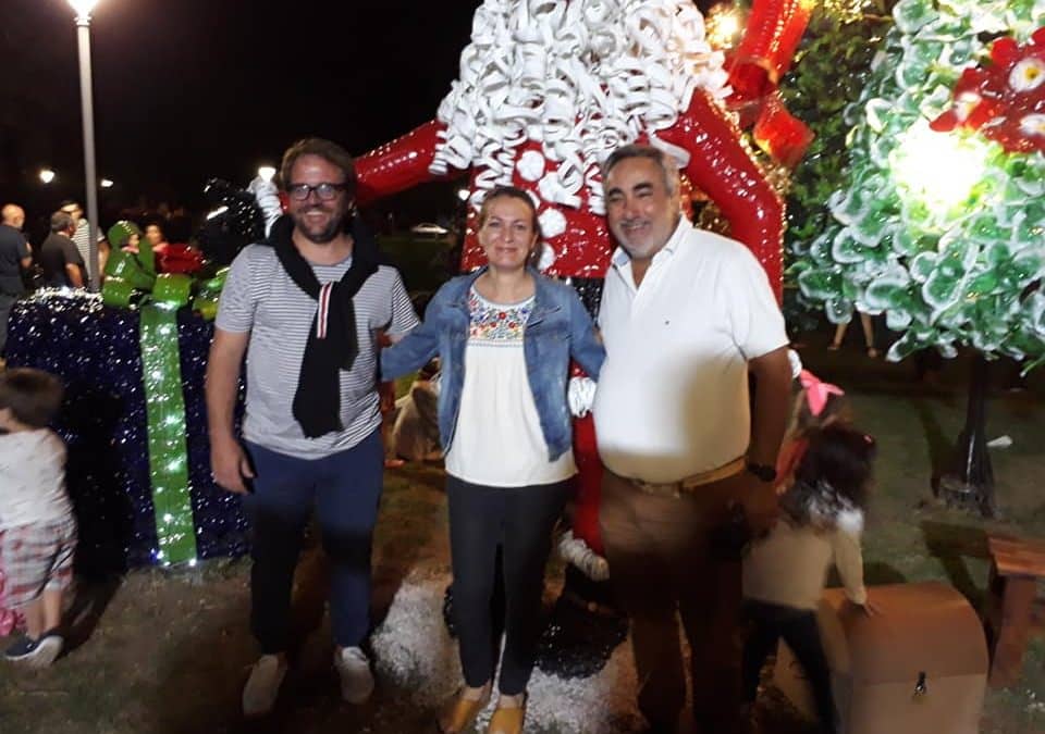 30 DE AGOSTO ENCENDIO SU PINO NAVIDEÑO ELABORADO CON MATERIAL RECICLADO DEL PROLIM Y TAMBIÉN HIZO UN PAPÁ NOEL ENORME