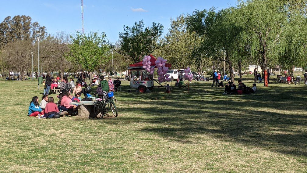 CON BUENA MÚSICA, PATIO DE COMIDAS Y EN UN CLIMA DE ALEGRÍA, LOS JÓVENES Y TAMBIÉN FAMILIAS FESTEJARON EL DÍA DE LA PRIMAVERA EN EL PARQUE VILLEGAS