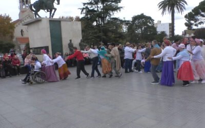 LA GENTE LE HIZO FRENTE AL FRÍO Y DISFRUTÓ DE LA FIESTA PATRIA EN PLAZA SAN MARTÍN: MÚSICA Y BAILE CON LA BANDA MUNICIPAL Y AGRUPACIONES, TORTAS FRITAS Y CHOCOLATE