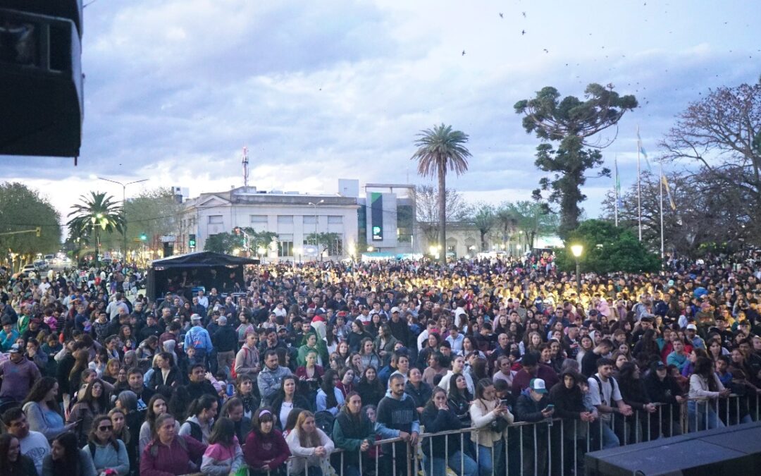 FIESTA DE LA PRIMAVERA EN TRENQUE LAUQUEN: UNA MULTITUD DISFRUTÓ EN EL CENTRO DE LA CIUDAD