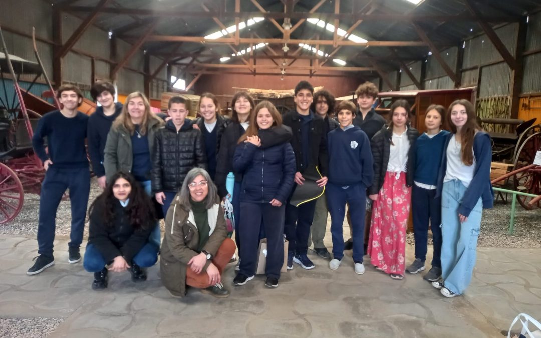 ESTUDIANTES DEL INSTITUTO MIGUEL DI GERÓNIMO HICIERON UNA FILMACIÓN EN EL MUSEO DE LOS CARRUAJES, POR EL PASE A LA INMORTALIDAD DEL GRAL. SAN MARTÍN