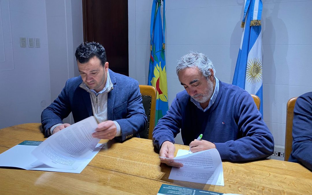 EL INTENDENTE FERNÁNDEZ Y SU PAR DE GUAMINÍ, JOSÉ NOBRE FERREIRA FIRMARON HOY (VIERNES) UN CONVENIO POR LA PRESTACIÓN DE SERVICIOS EN GARRÉ