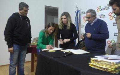 EN EL ACTO DE FIRMA DE 67 ESCRITURAS, EL INTENDENTE FERNÁNDEZ DESTACÓ LA IMPORTANCIA DE QUE LOS VECINOS/AS PUEDAN TENER EL TÍTULO DE PROPIEDAD