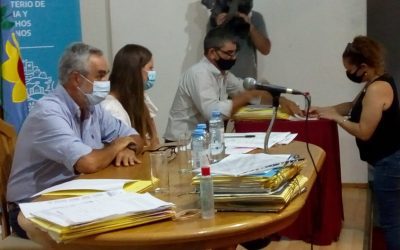 EL INTENDENTE, EN LA FIRMA DE ESCRITURAS: “ES UN TRABAJO MANCOMUNADO QUE A VECES LLEVA MUCHO TIEMPO Y QUE ES MUY ESPERADO POR LOS VECINOS/AS”