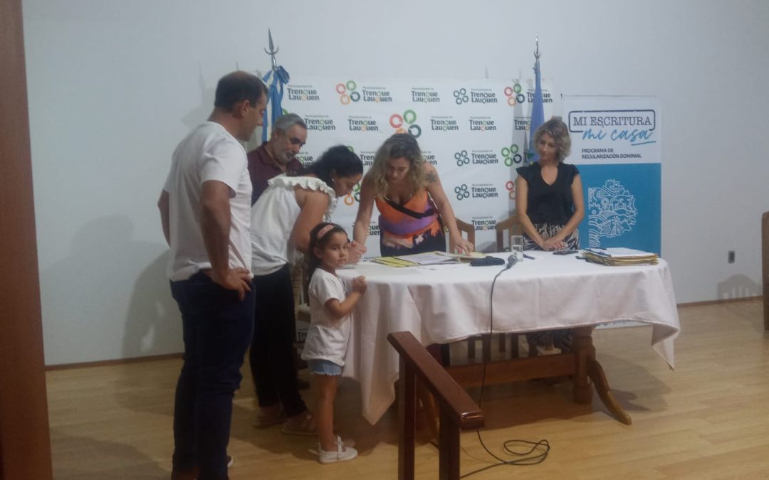 EN EL ACTO DE FIRMA DE 65 ESCRITURAS, EL INTENDENTE FERNÁNDEZ DESTACÓ QUE SE MANTENGA LA POLÍTICA ACTIVA DE REGULARIZACIÓN DE TÍTULOS