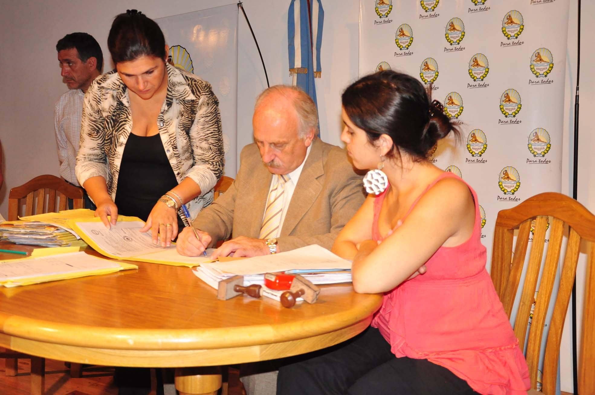 Se formalizó la entrega de 30 escrituras