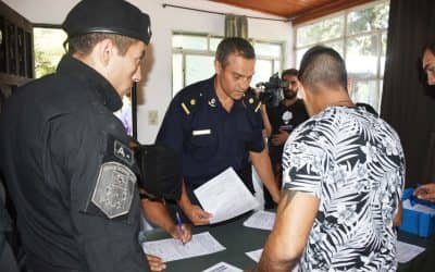 Serantes participó de la entrega de 102 chalecos antibalas para la policía local