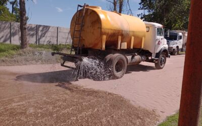 GARRÉ: SE ESTÁN REALIZANDO TAREAS DE RIEGO EN LAS CALLES DE LA LOCALIDAD
