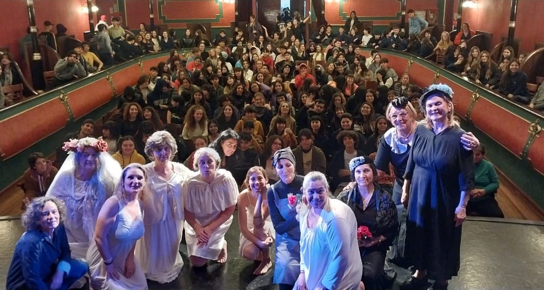 EL GRUPO MARABUNTA PRESENTÓ LA OBRA “MUJERES DE PUEBLO CHICO” PARA 250 ESTUDIANTES SECUNDARIOS EN EL TEATRO ESPAÑOL