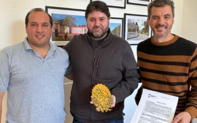 EL INTENDENTE FRANCISCO RECOULAT SE REUNIÓ CON EL ORFEBRE MAURO SABBATINI, QUIEN DONÓ AL MUNICIPIO UN ESCUDO DE TRENQUE LAUQUEN CINCELADO EN BRONCE