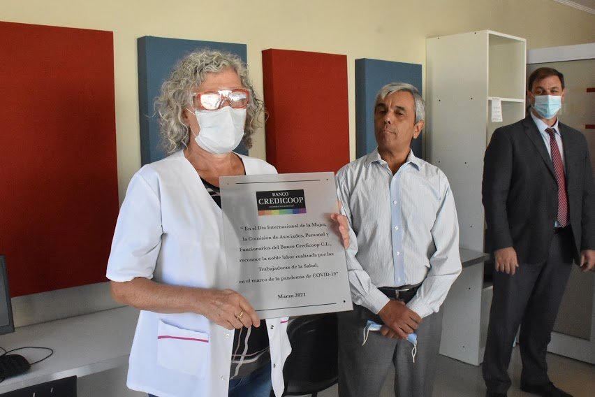 CON LA ENTREGA DE UNA PLACA EL BANCO CREDICOOP HOMENAJEÓ A LAS TRABAJADORAS DE LA SALUD DEL HOSPITAL DR. PEDRO T. ORELLANA