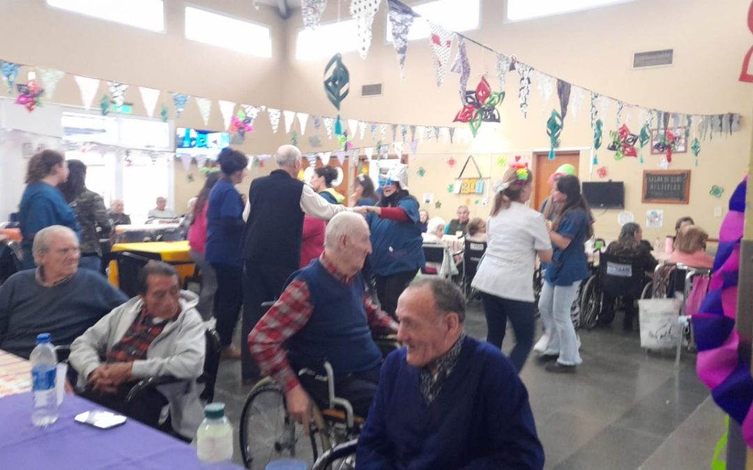 LA FAMILIA DEL HOGAR MARCELO CASTELLA FESTEJÓ EL DÍA DEL JUBILADO/A Y DE LA PRIMAVERA, CON UN SHOW MUSICAL Y UN «PERMITIDO» ESPECIAL EN EL MENÚ