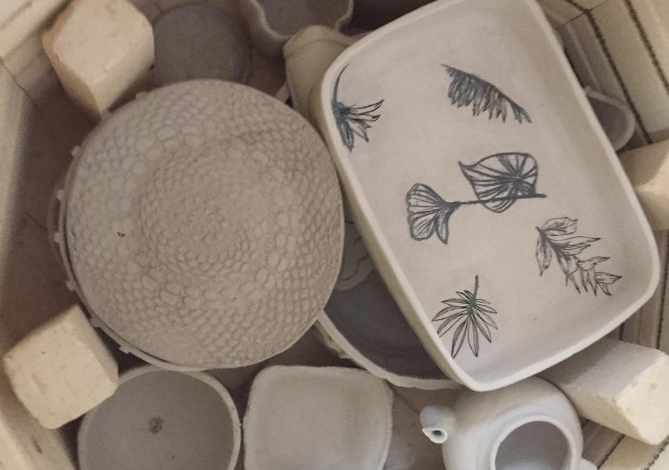 SE REALIZÓ UNA HORNEADA DE PIEZAS ELABORADAS POR ALUMNAS DE LA ESCUELA MUNICIPAL DE CERÁMICA