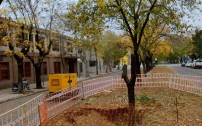 EL MUNICIPIO COMENZÓ A TRABAJAR EN LA CALLE TENIENTE GRAL. URIBURU ENTRE ROCA Y VILLEGAS PARA REPARAR LA ROTURA DEL COLECTOR CLOACAL