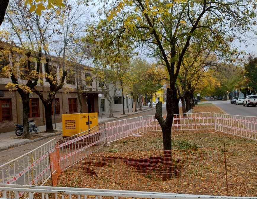 EL MUNICIPIO COMENZÓ A TRABAJAR EN LA CALLE TENIENTE GRAL. URIBURU ENTRE ROCA Y VILLEGAS PARA REPARAR LA ROTURA DEL COLECTOR CLOACAL