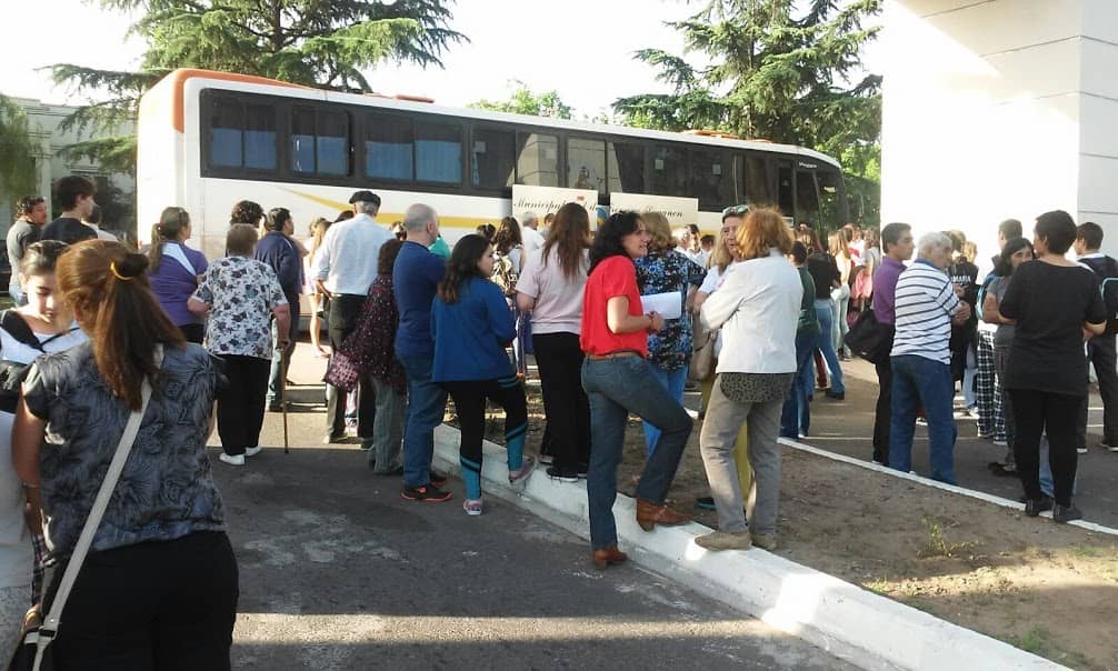 El micro municipal ofrece transporte a los estudiantes para votar