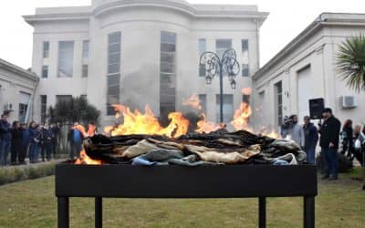 EL INTENDENTE ENCABEZÓ EL ACTO DE INCINERACIÓN DE BANDERAS DE IZAR, EN EL PATIO DEL PALACIO MUNICIPAL