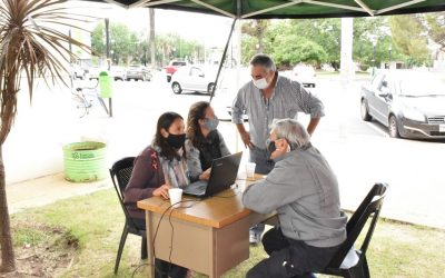 EL INTENDENTE SE ACERCÓ AL PUESTO INSTALADO POR EL MUNICIPIO: YA SE REGISTRARON MÁS DE 50 PERSONAS PARA VACUNARSE CONTRA EL COVID-19