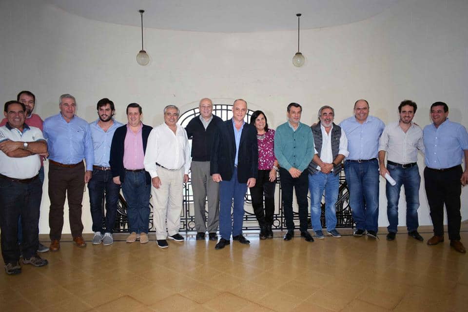 Fernández en una reunión regional firmó un convenio de inclusión digital