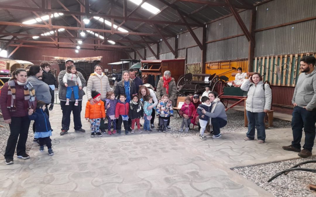 LOS NIÑOS/AS DE LA SALA DE 3 AÑOS DEL JARDÍN Nº 913 VISITARON EL MUSEO DE LOS CARRUAJES