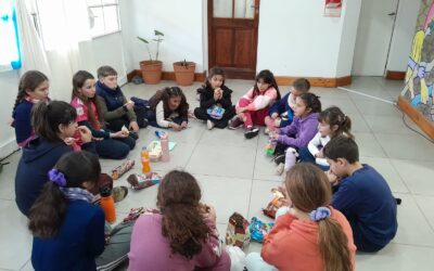 ALUMNOS DE LOS TALLERES DE LA ESCUELA MUNICIPAL DE BERUTI COMPARTIERON JUEGOS Y UN PICNIC PARA DAR LA BIENVENIDA A LAS VACACIONES