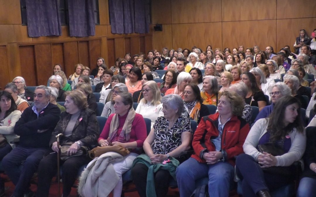 EN UNA JORNADA CARGADA DE EMOCIONES Y CON EL EJE EN LA PREVENCIÓN, SE DESARROLLÓ LA CHARLA CON UNA MASTÓLOGA Y EL DESFILE “OTRAS TRAMAS” EN EL CENTRO CÍVICO