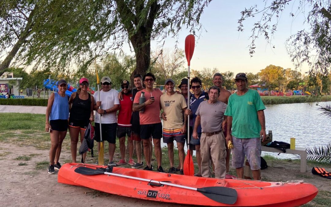 JUGO DE CANOA Y ESPACIOS VERDES LIMPIARON LA LAGUNA DE «EL PARQUE»: LLENARON 18 BOLSAS DE CONSORCIO GRANDES CON LA BASURA RECOGIDA