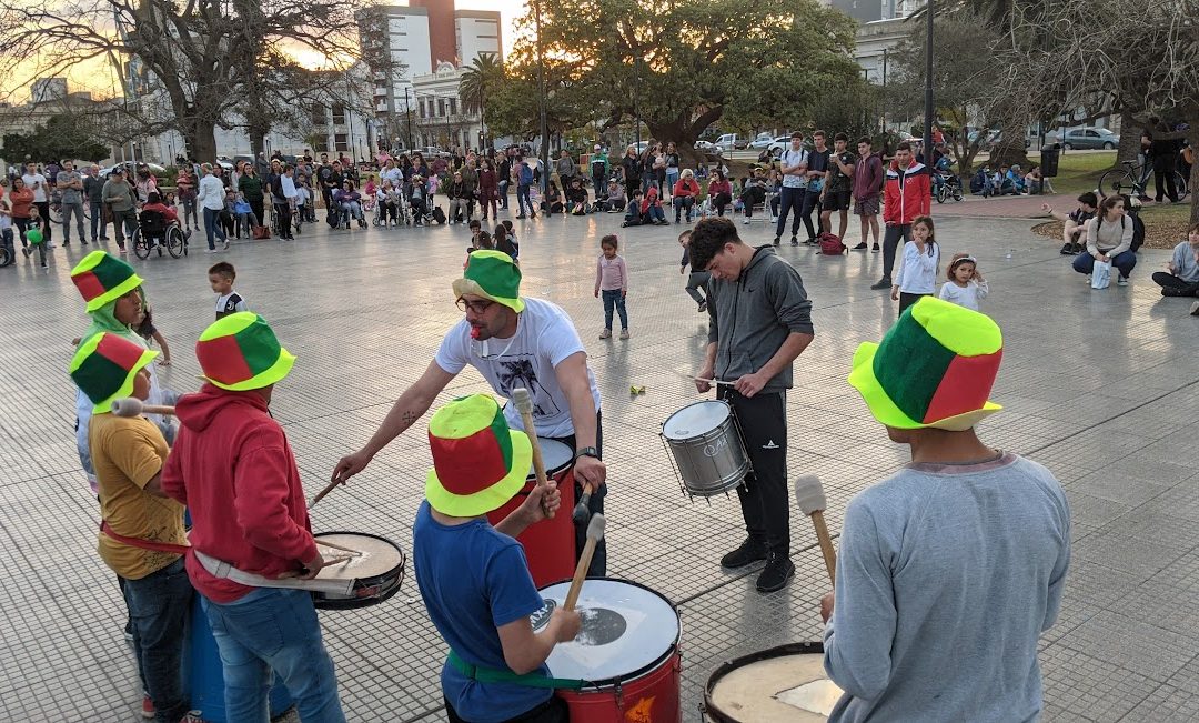 MÚSICA, JUEGOS DE MESA, BATUCADA Y MERIENDA PARA COMPARTIR, EN UNA PLAZA SAN MARTÍN COLMADA DE JÓVENES QUE DISFRUTARON DE LA JUNTADA DE PRIMAVERA
