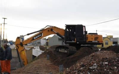 EL MUNICIPIO TRABAJA EN LA REPARACIÓN DEL PISO DEL CANAL LLAMBÍAS, EN LA INTERSECCIÓN CON CALLE MALDONADO, DEBAJO DEL PUENTE