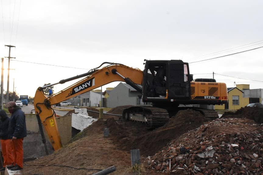EL MUNICIPIO TRABAJA EN LA REPARACIÓN DEL PISO DEL CANAL LLAMBÍAS, EN LA INTERSECCIÓN CON CALLE MALDONADO, DEBAJO DEL PUENTE