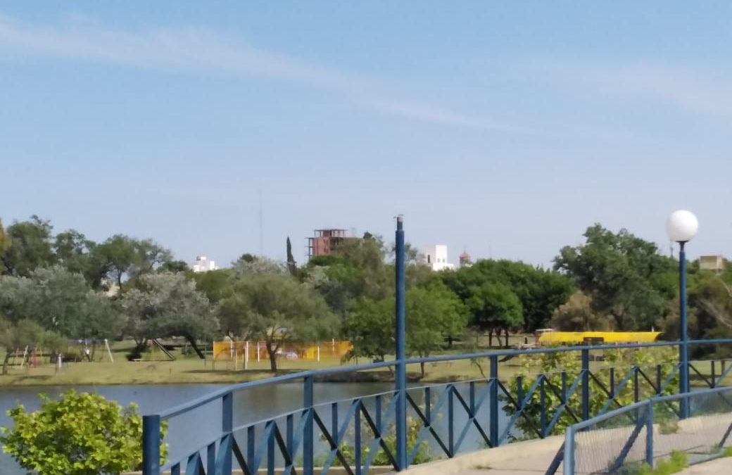 VANDALISMO: OTRA VEZ APARECIERON DESTROZADAS COLUMNAS DE ALUMBRADO PÚBLICO PEATONAL EN EL ANFITEATRO DEL PARQUE MUNICIPAL