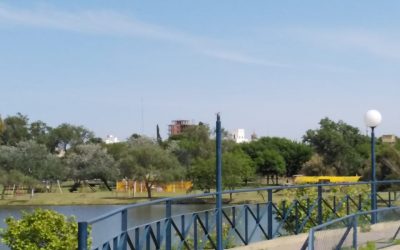 VANDALISMO: OTRA VEZ APARECIERON DESTROZADAS COLUMNAS DE ALUMBRADO PÚBLICO PEATONAL EN EL ANFITEATRO DEL PARQUE MUNICIPAL