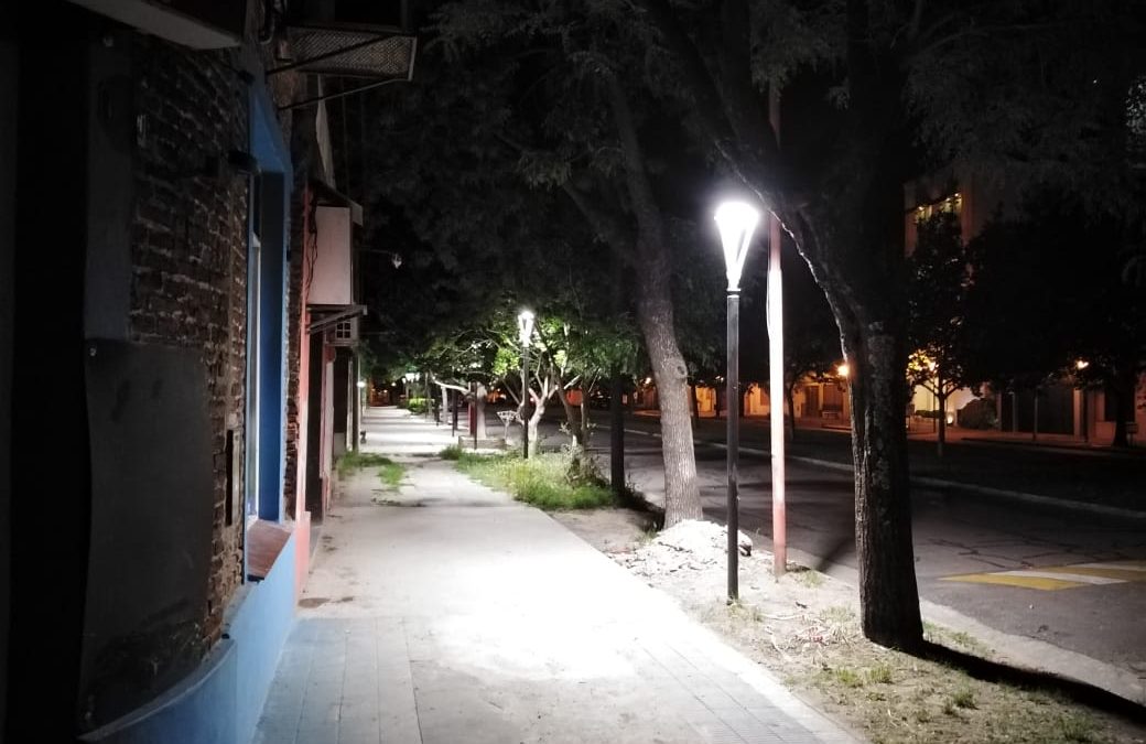 EL MUNICIPIO HABILITÓ UNA OBRA DE ALUMBRADO PEATONAL LED EN CALLE GOBERNADOR IRIGOYEN, ENTRE QUINTANA Y SAÉNZ PEÑA (VEREDA IMPAR)