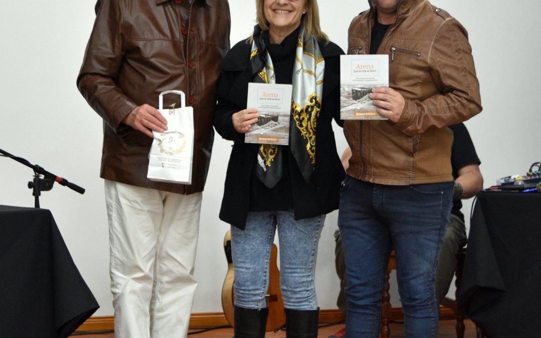 TREINTA DE AGOSTO: ANTE UN SALÓN COLMADO DE PÚBLICO, EL PERIODISTA Y ESCRITOR HERNÁN SOTULLO PRESENTÓ SU LIBRO “ARENA QUE LA VIDA SE LLEVÓ”