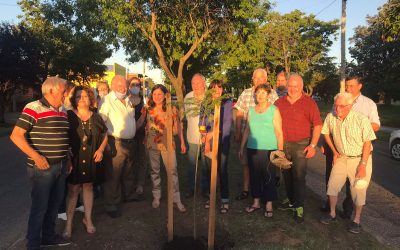 CON LA PLANTACIÓN DE UN JACARANDÁ, ESPACIOS VERDES ACOMPAÑÓ LA PRESENTACIÓN DEL LIBRO “DE ANHELOS Y SENTIRES”