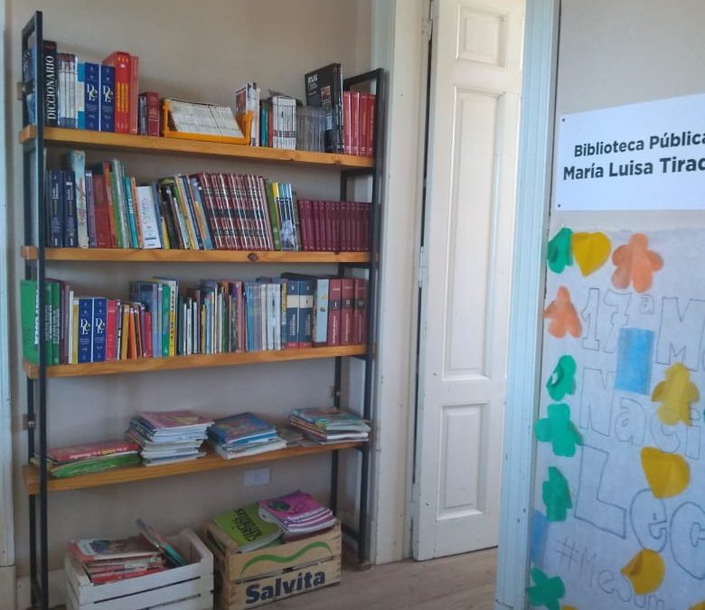 ENTREGA DE LIBROS PUERTA A PUERTA A ALUMNOS QUE ASISTEN A CLASES DE APOYO EN LAS LOCALIDADES DE GIRODÍAS, BERUTI Y TREINTA DE AGOSTO
