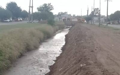 SE ESTÁ LIMPIANDO EL CANAL A CIELO ABIERTO QUE LLEVA EL EXCEDENTE HÍDRICO DE LA LAGUNA DEL PARQUE MUNICIPAL AL CANAL LLAMBÍAS