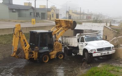EL MUNICIPIO REALIZÓ UNA LIMPIEZA COMPLETA DEL CANAL LLAMBÍAS PARA MEJORAR EL ESCURRIMIENTO DE AGUA EN CASO DE FUERTES PRECIPITACIONES