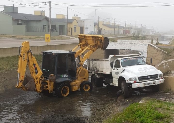 EL MUNICIPIO REALIZÓ UNA LIMPIEZA COMPLETA DEL CANAL LLAMBÍAS PARA MEJORAR EL ESCURRIMIENTO DE AGUA EN CASO DE FUERTES PRECIPITACIONES
