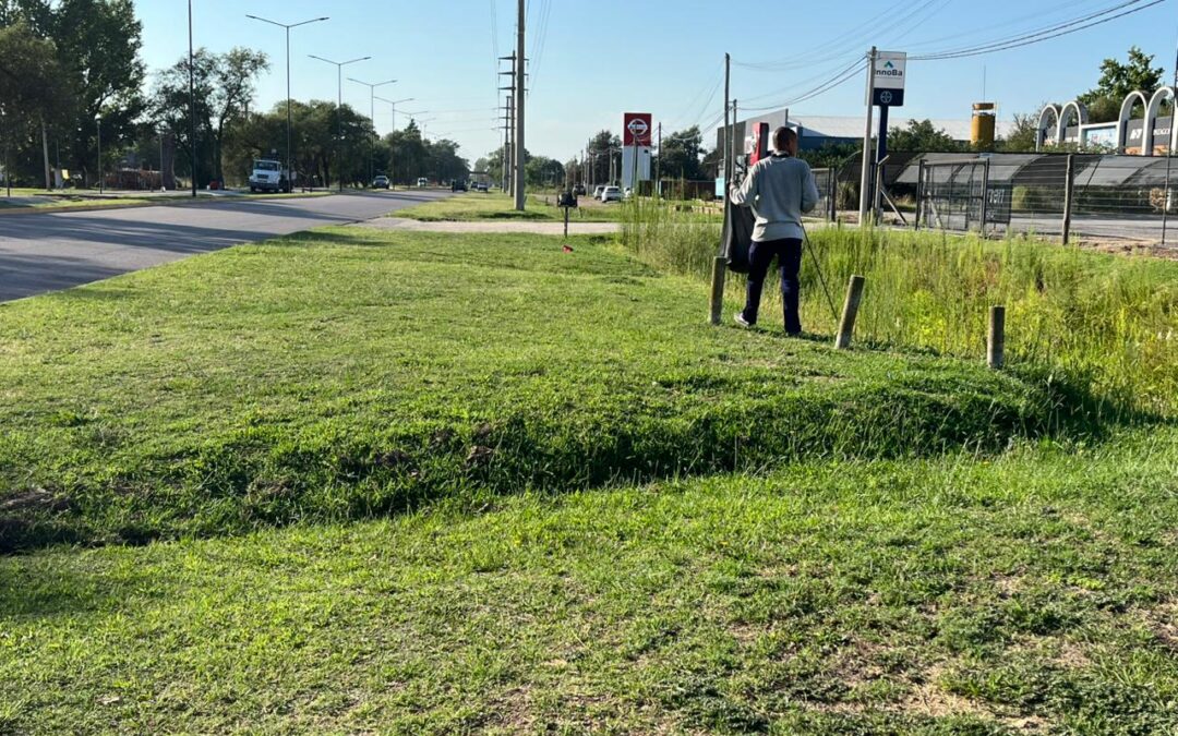 TAREAS DE LIMPIEZA EN EL ACCESO GARCÍA SALINAS Y PEDIDO DE COLABORACIÓN A LA COMUNIDAD