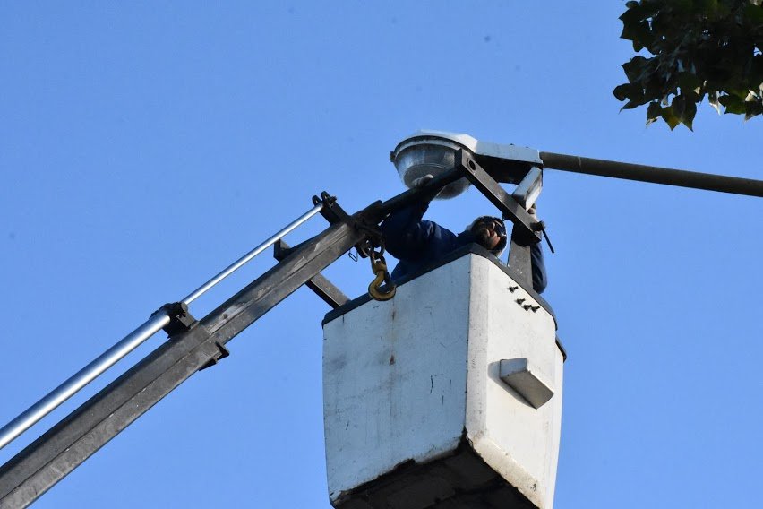 EL MUNICIPIO REALIZÓ EL RECAMBIO DE LAS LUMINARIAS EN CALLE WILDE Y EN LA PRÓXIMA ETAPA LO HARÁ EN VILLEGAS DESDE CUELLO HASTA LA TERMINAL DE MICROS