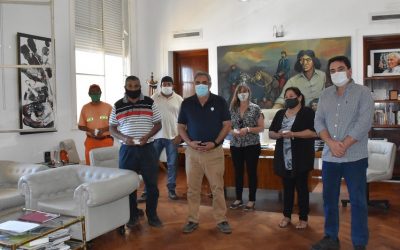 EL INTENDENTE ENTREGÓ LAS MEDALLAS DE RECONOCIMIENTO A LOS EMPLEADOS QUE CUMPLIERON 25 AÑOS DE TRABAJO, A QUIENES ALENTÓ A SEGUIR ADELANTE